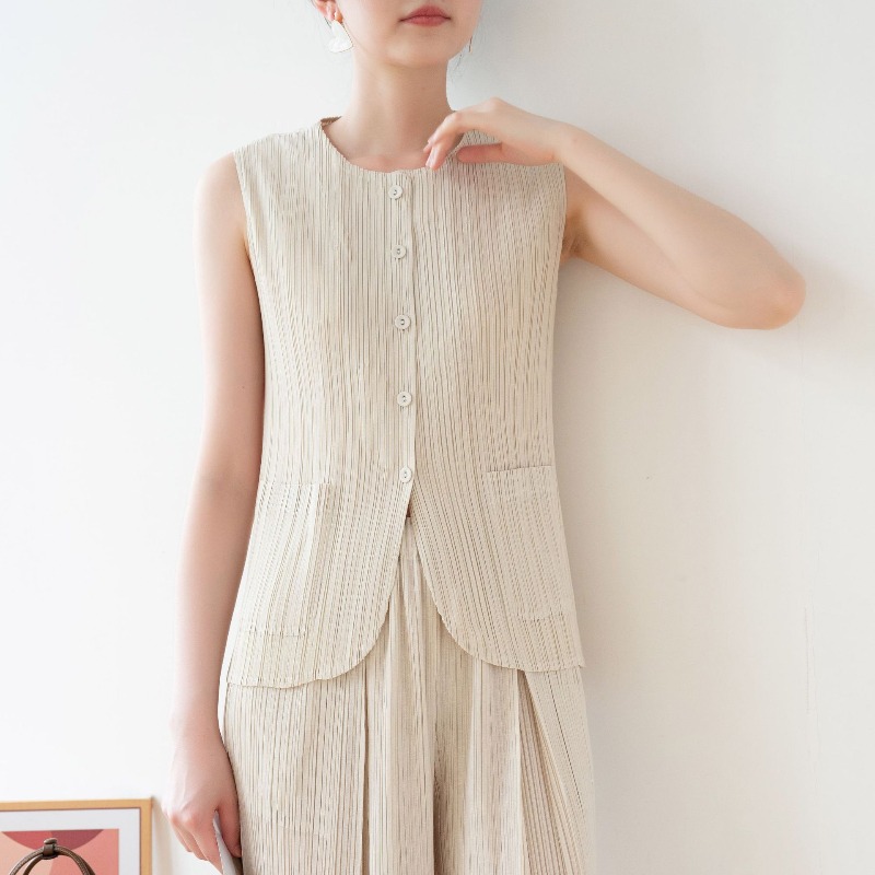 Miyake Pleated T-shirt 2026 Sp - Yours Clothing Summer Jackets recension och pris